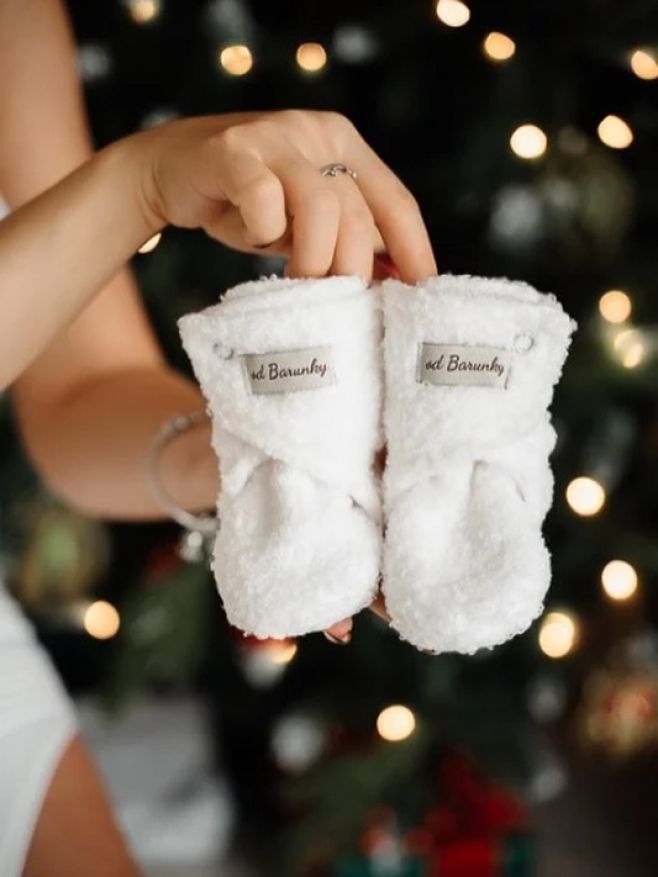 Často se setkávám s problémem, kdy miminka řeší, že ponožky jsou málo, na boty je brzo a drobeček má studené nožky. 🦶...